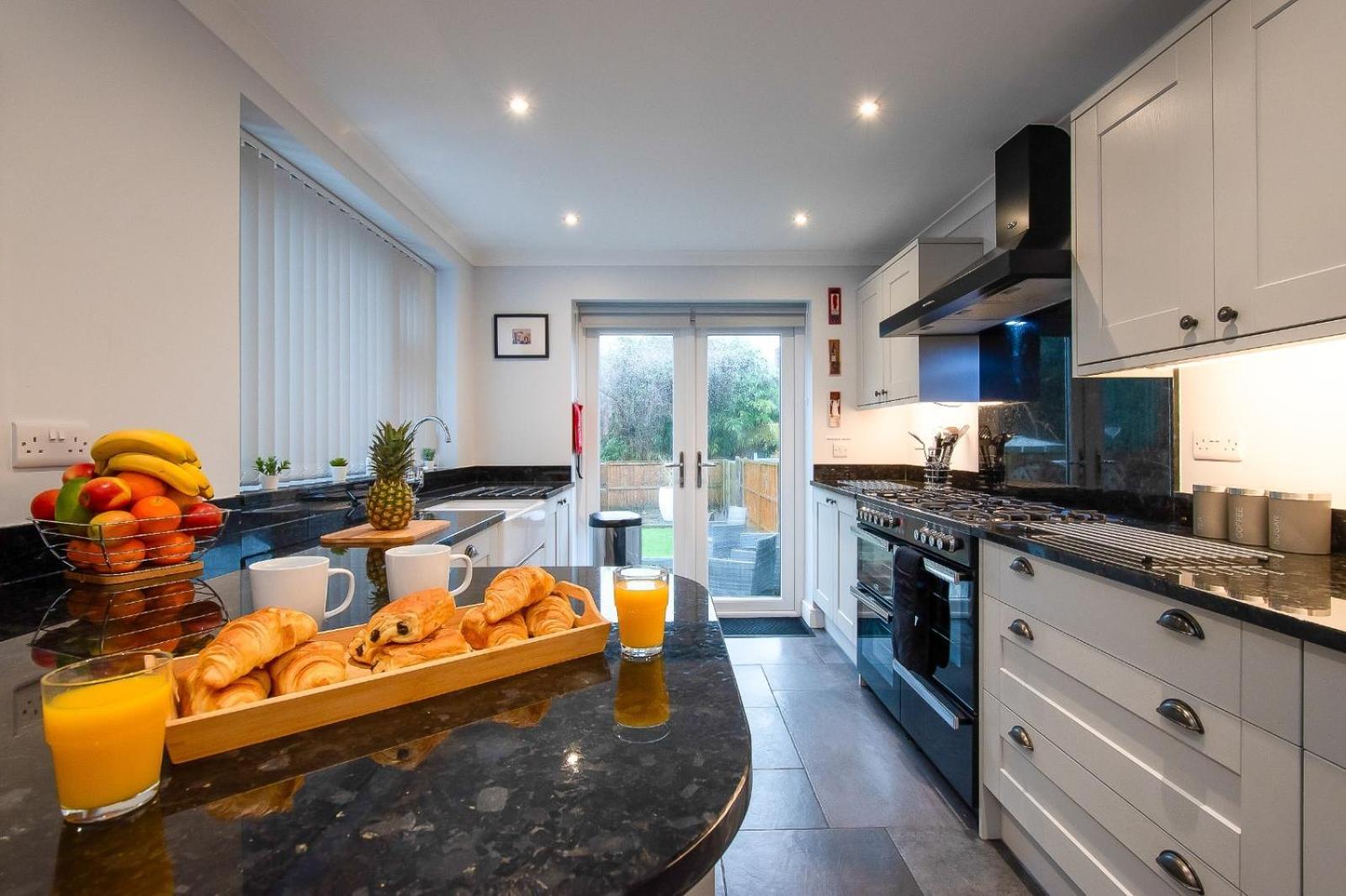 Casa One Hundred - A Beautiful 4 Bed House On The Beach Front Swansea Buitenkant foto