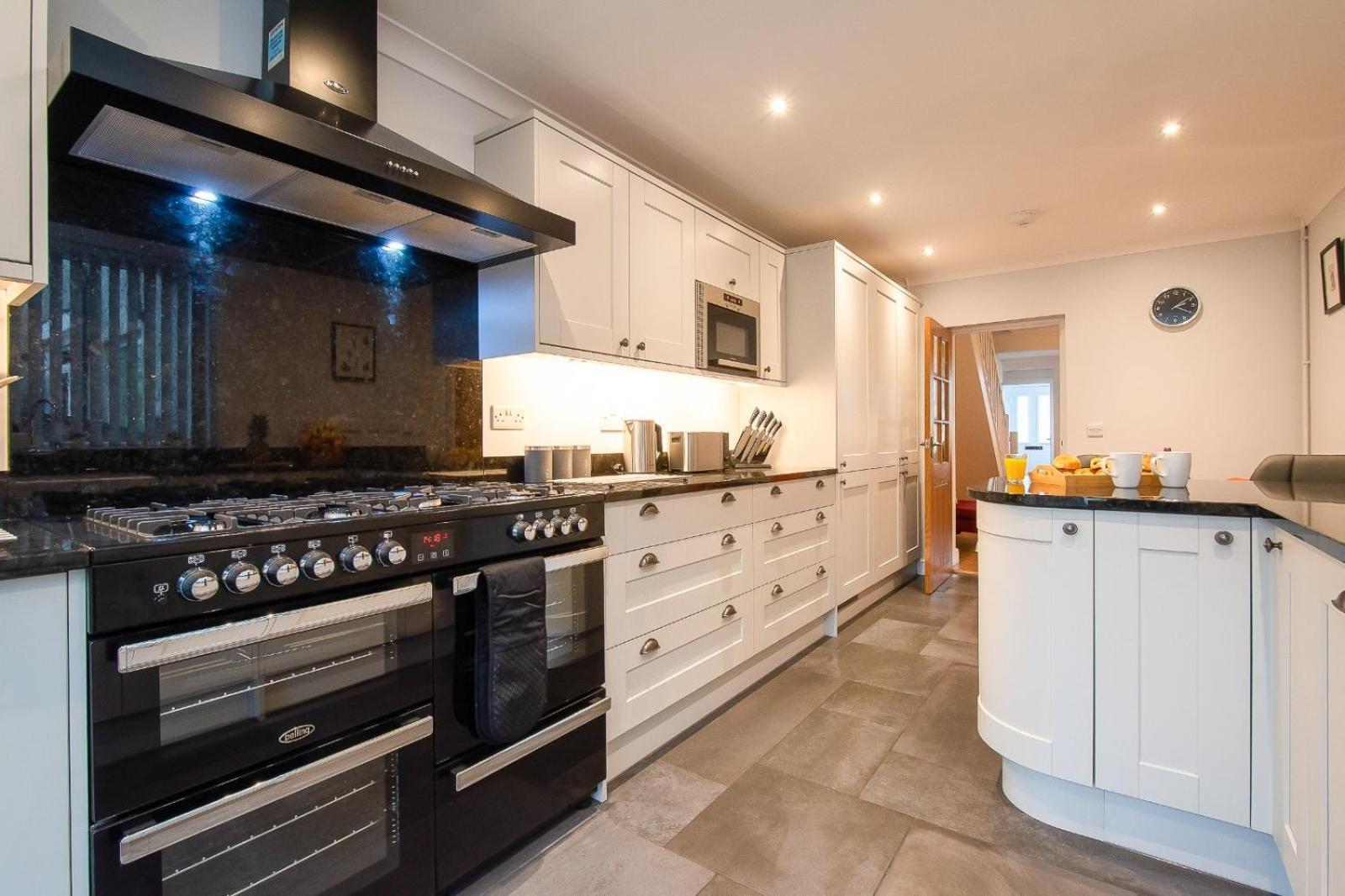 Casa One Hundred - A Beautiful 4 Bed House On The Beach Front Swansea Buitenkant foto
