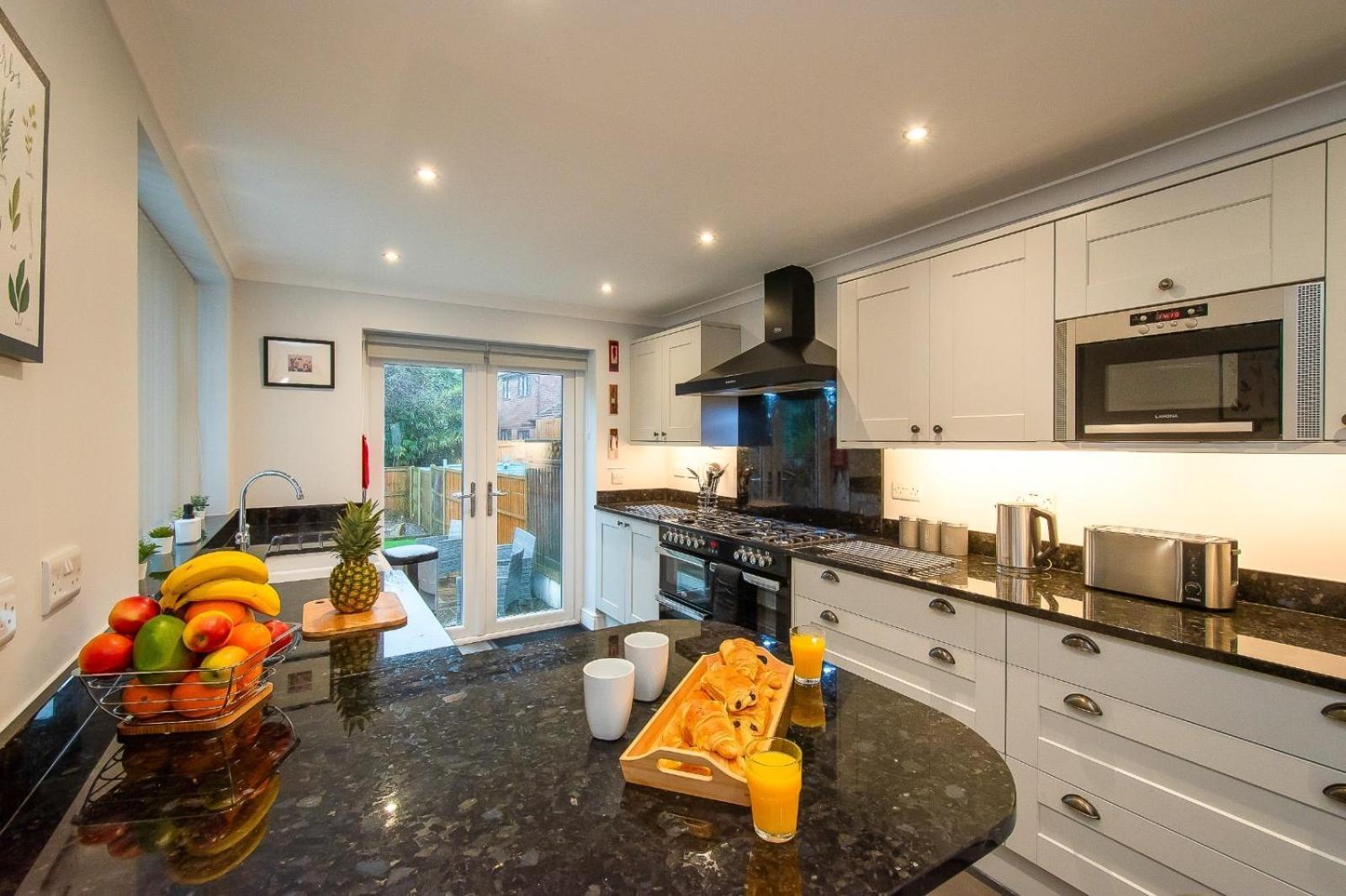 Casa One Hundred - A Beautiful 4 Bed House On The Beach Front Swansea Buitenkant foto