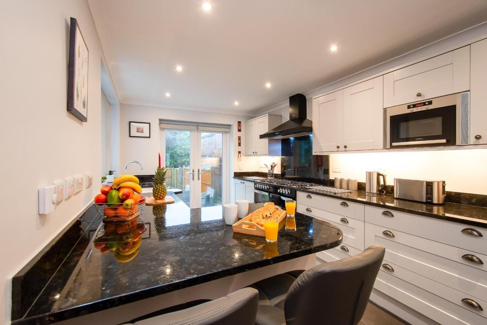 Casa One Hundred - A Beautiful 4 Bed House On The Beach Front Swansea Buitenkant foto