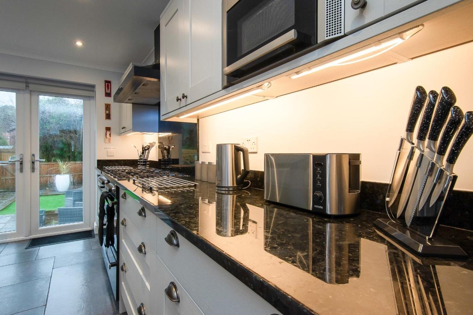 Casa One Hundred - A Beautiful 4 Bed House On The Beach Front Swansea Buitenkant foto