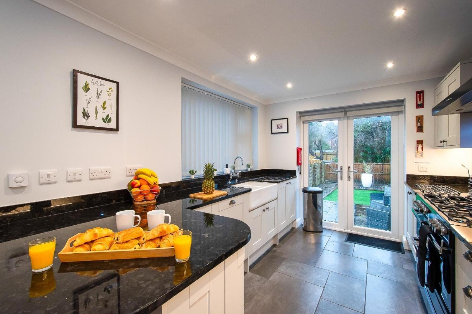 Casa One Hundred - A Beautiful 4 Bed House On The Beach Front Swansea Buitenkant foto